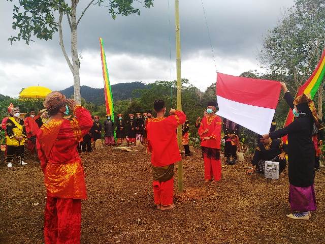 Upacara bendera dilaksanakan secara adat Minangkabau oleh Ninik Mamak Nagari Taluak, Kelurahan Laing, Kecamatan Tanjung Harapan, Kota Solok.